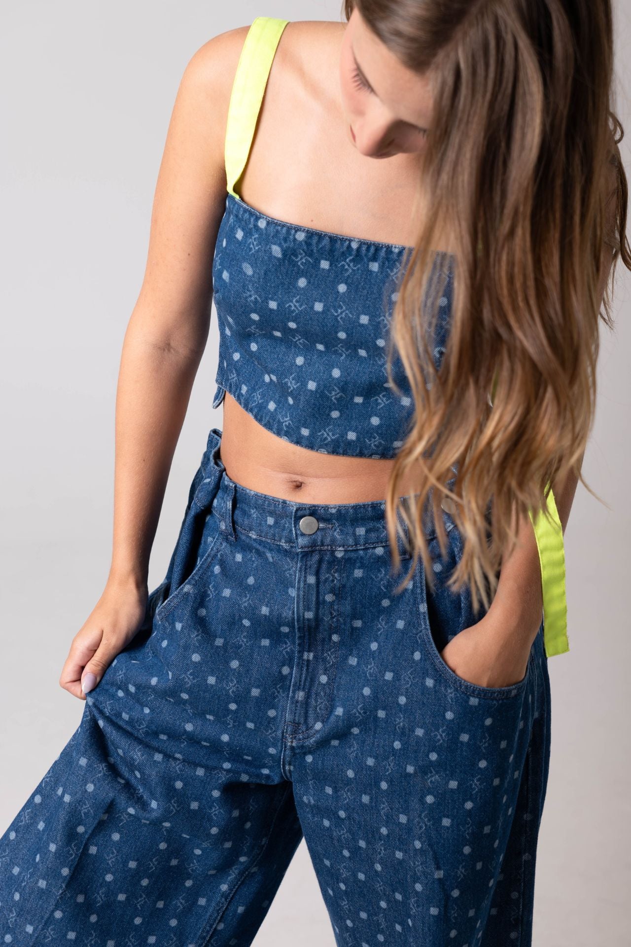 Crop top monograma denim com alças a contrastar