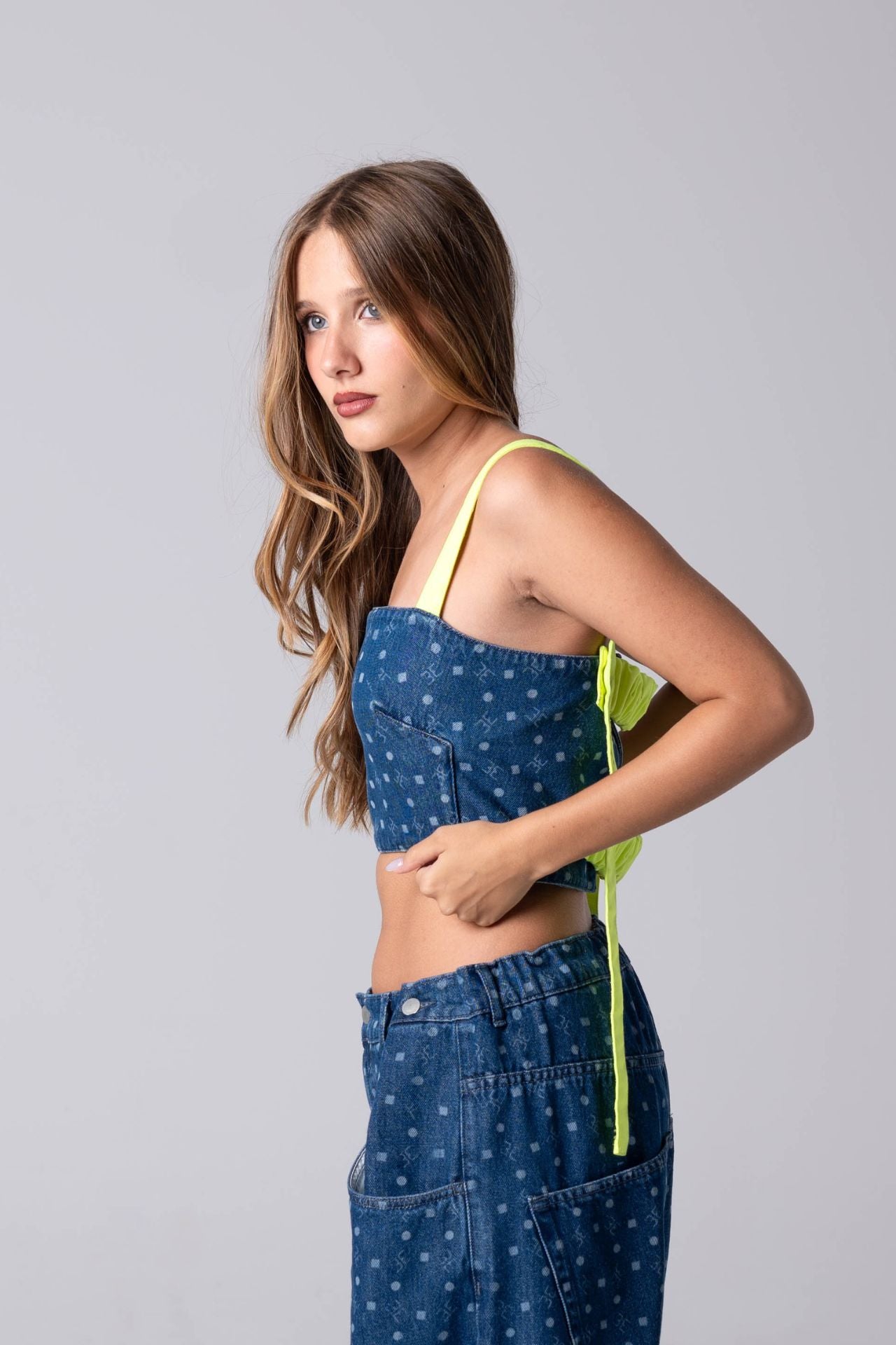 Crop top monograma denim com alças a contrastar