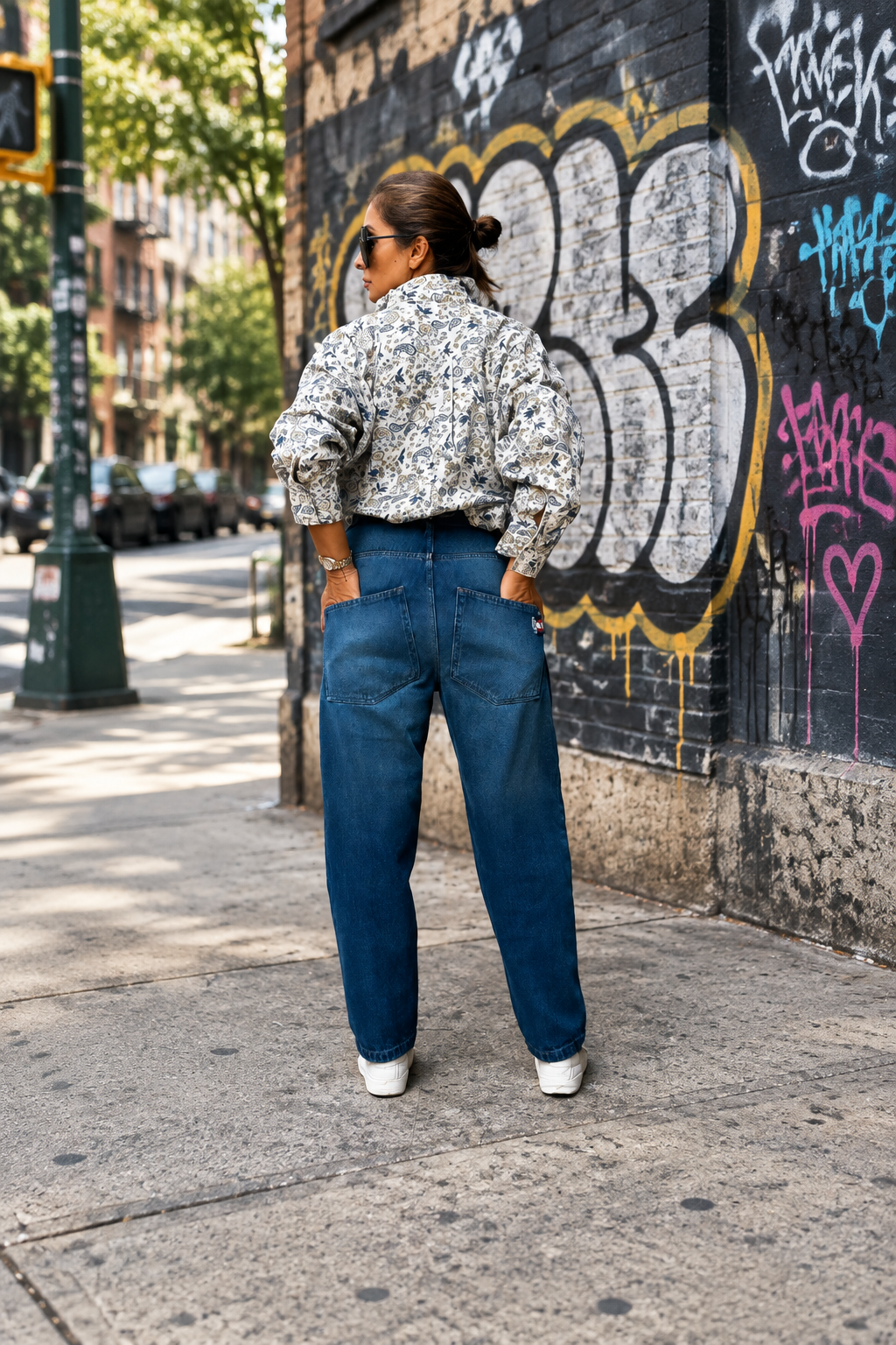 Foto 5: fundo street style com esquina urbana, maquilhagem polida