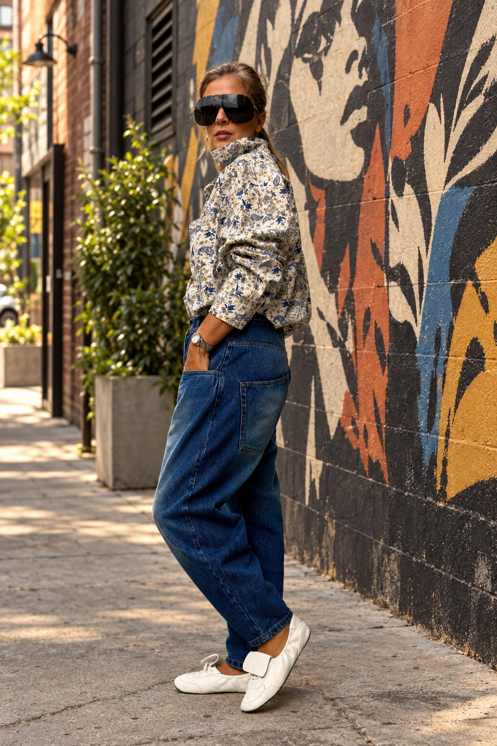 Foto 7: fundo street style com mural, maquilhagem polida