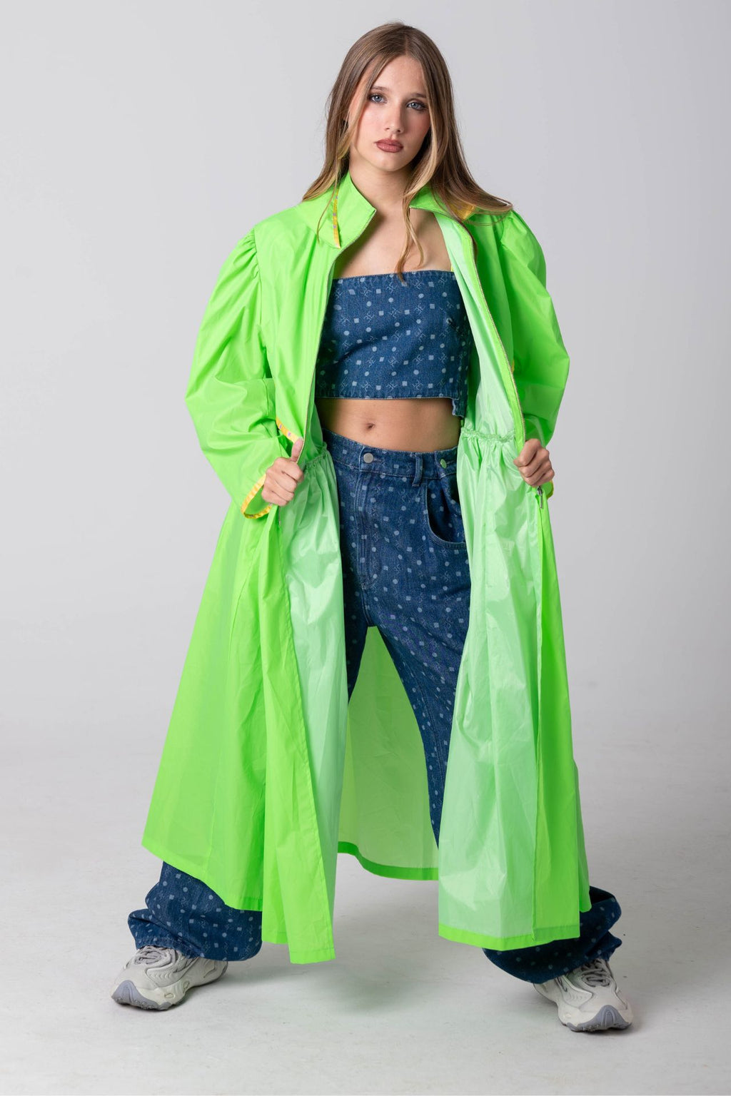 Crop top monograma denim com alças a contrastar