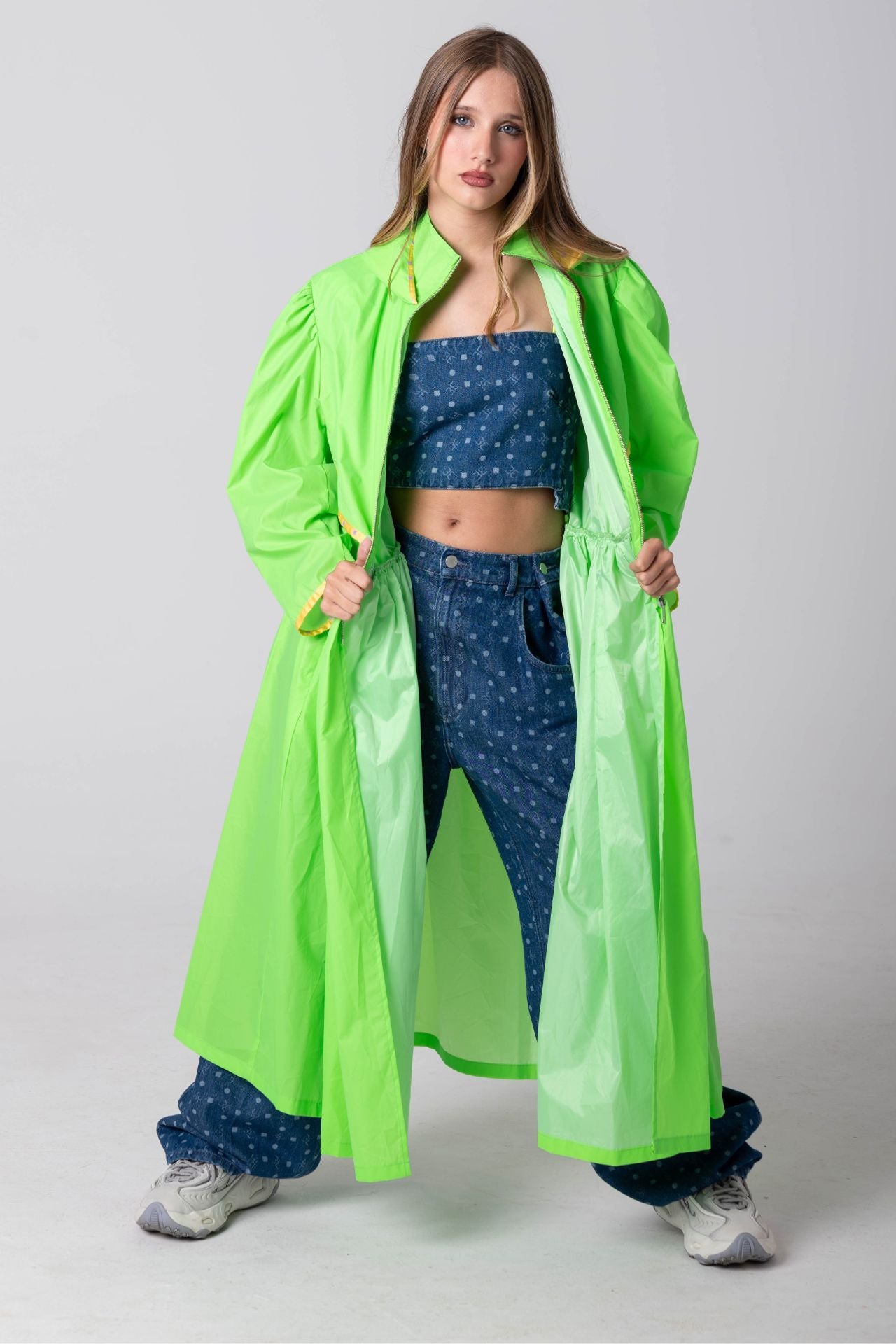 Crop top monograma denim com alças a contrastar