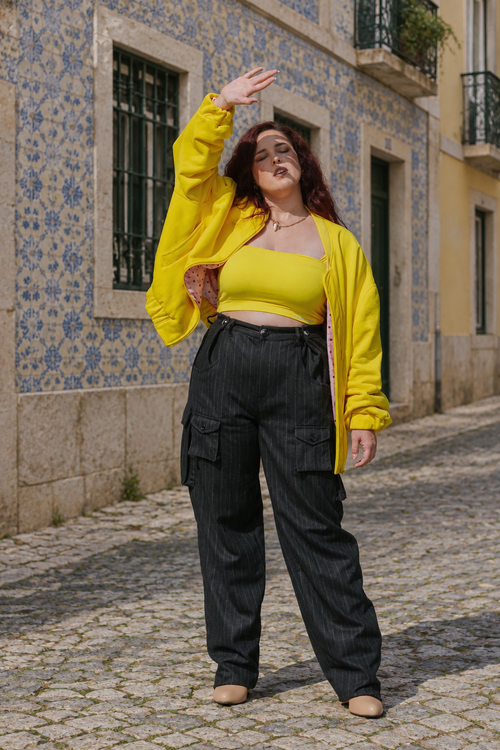 Proposta numa rua com calçada e azulejos