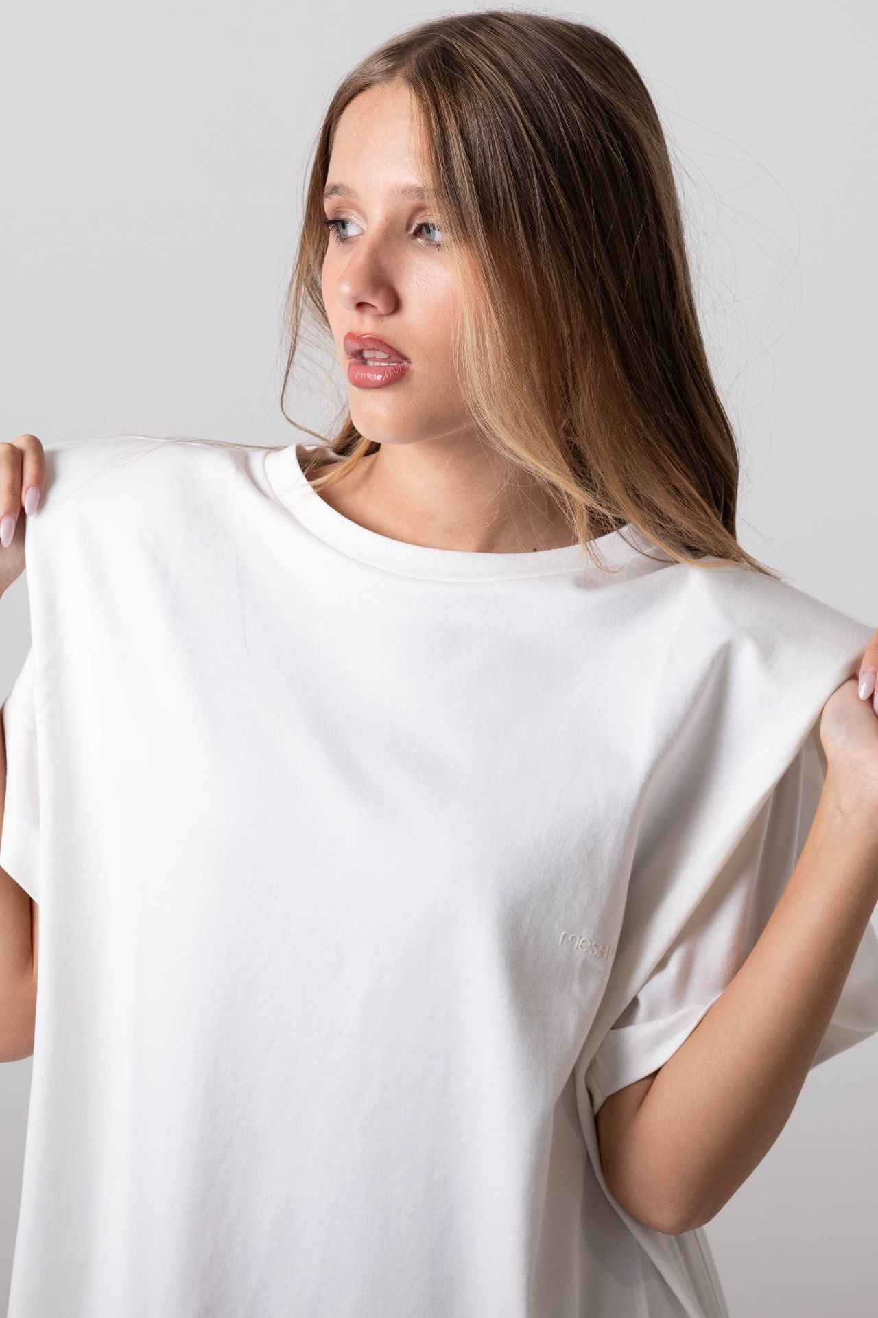 T-shirt Oversized com Ombreiras  em Algodão